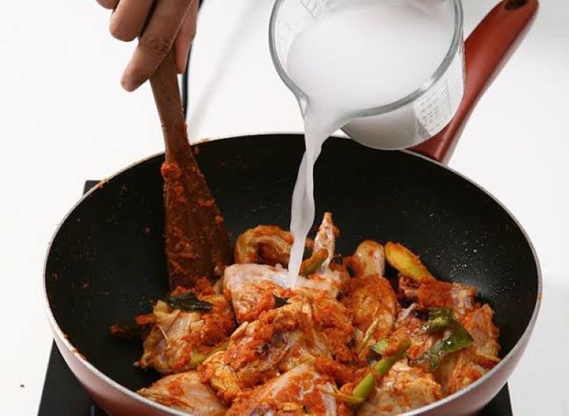 Memasak makanan kuah santan.