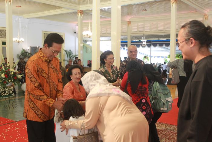 Gubernur DIJ Hamengku Buwono X didampingi GKR Hemas, Wagub DIJ Paku Alam X dan GBRAy Paku Alam X bersalaman dengan warga dalam  open house di Bangsal Kepatihan, Jogja, Selasa (16/4).