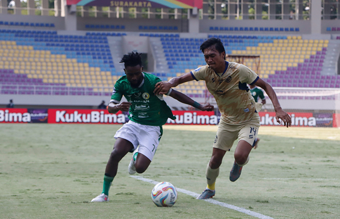 GESIT: Gelandang PSS Sleman Elvis Kamsoba (kiri) berusaha melewati hadangan pemain Arema FC dalam laga pekan 31 Liga 1 2023/2024 di Stadion Manahan Solo, Senin (15/4).
