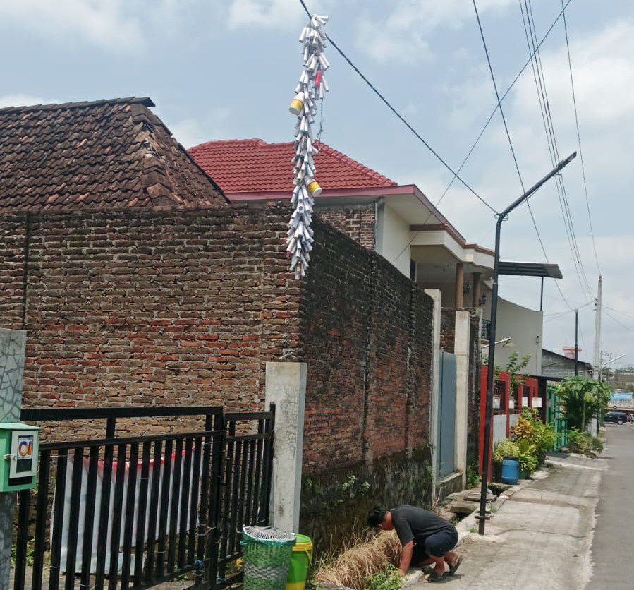 Petasan dari balon udara yang tertinggal