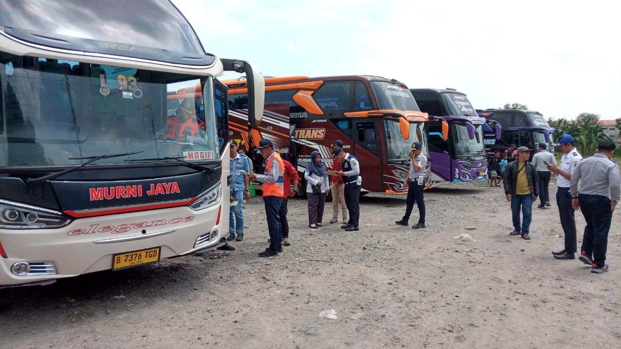 DETEKSI: Petugas Dinas Perhubungan Bantul bersama instansi terkait saat melakukan ramp check di kawasan Parangtritis, Minggu (14/4/2024). (Dok. Dinas Perhubungan Bantul)