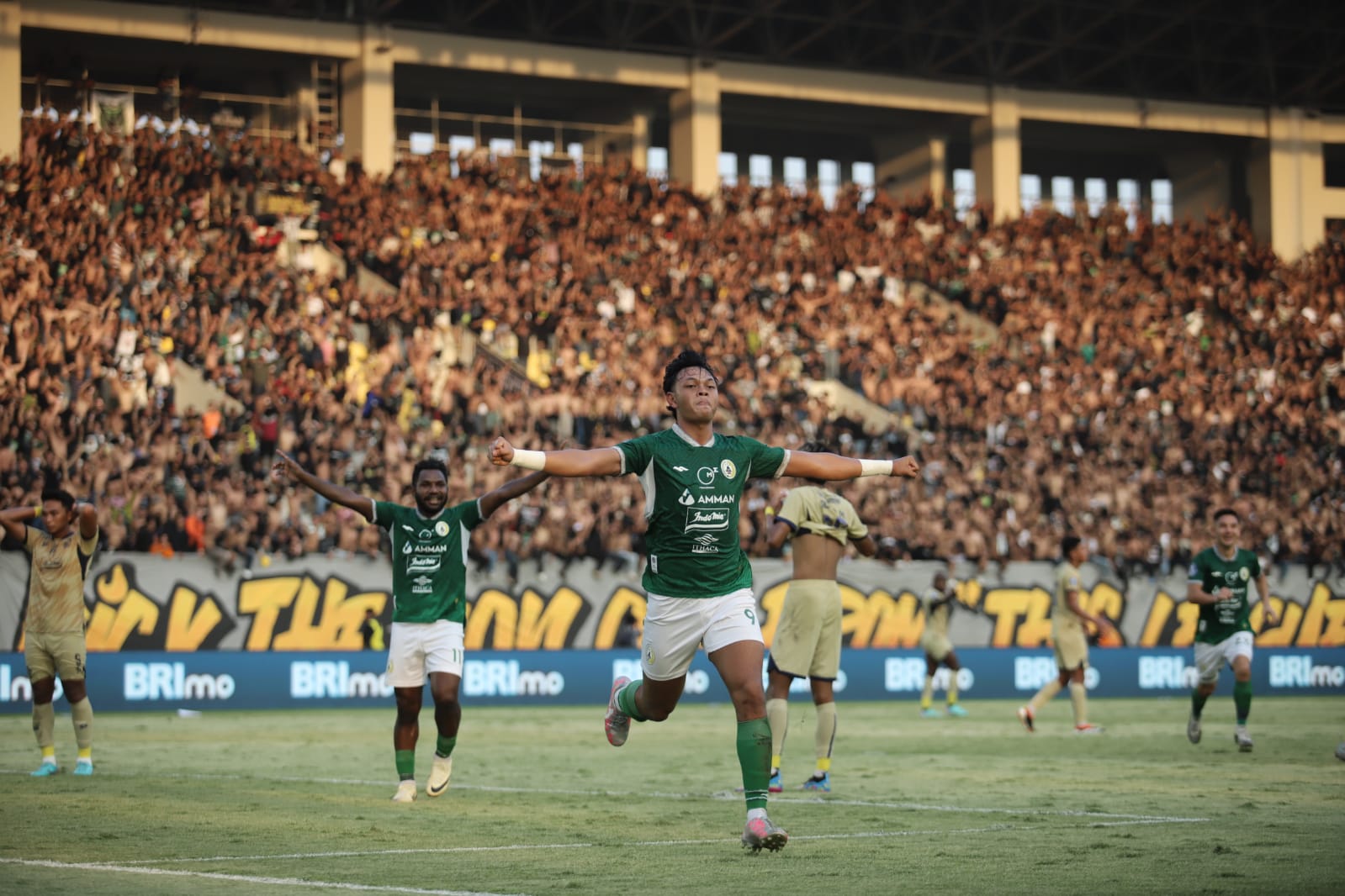 MANTAP: Pemain PSS Sleman saat menghadapi para pemain Arema FC. (Dokumen PSS Sleman)