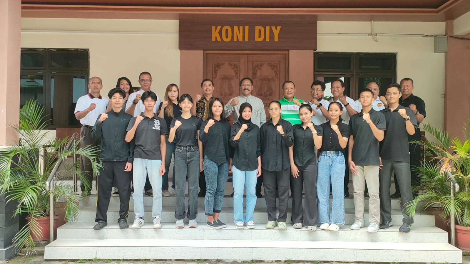KOMPAK: Jajaran KONI DIY berfoto bersama dengan para taekwondoin yang akan melakoni seleknas di Bogor mendatang. (Dok KONI DIY)