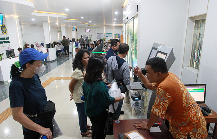 PELAYANAN: Aparatur Sipil Negara (ASN) Dinas Kependudukan dan Pencatatan Sipil (Disdukcapil) Pemkot Jogja melayani warga pada hari pertama masuk kerja setelah libur Lebaran 2024, (16/4).