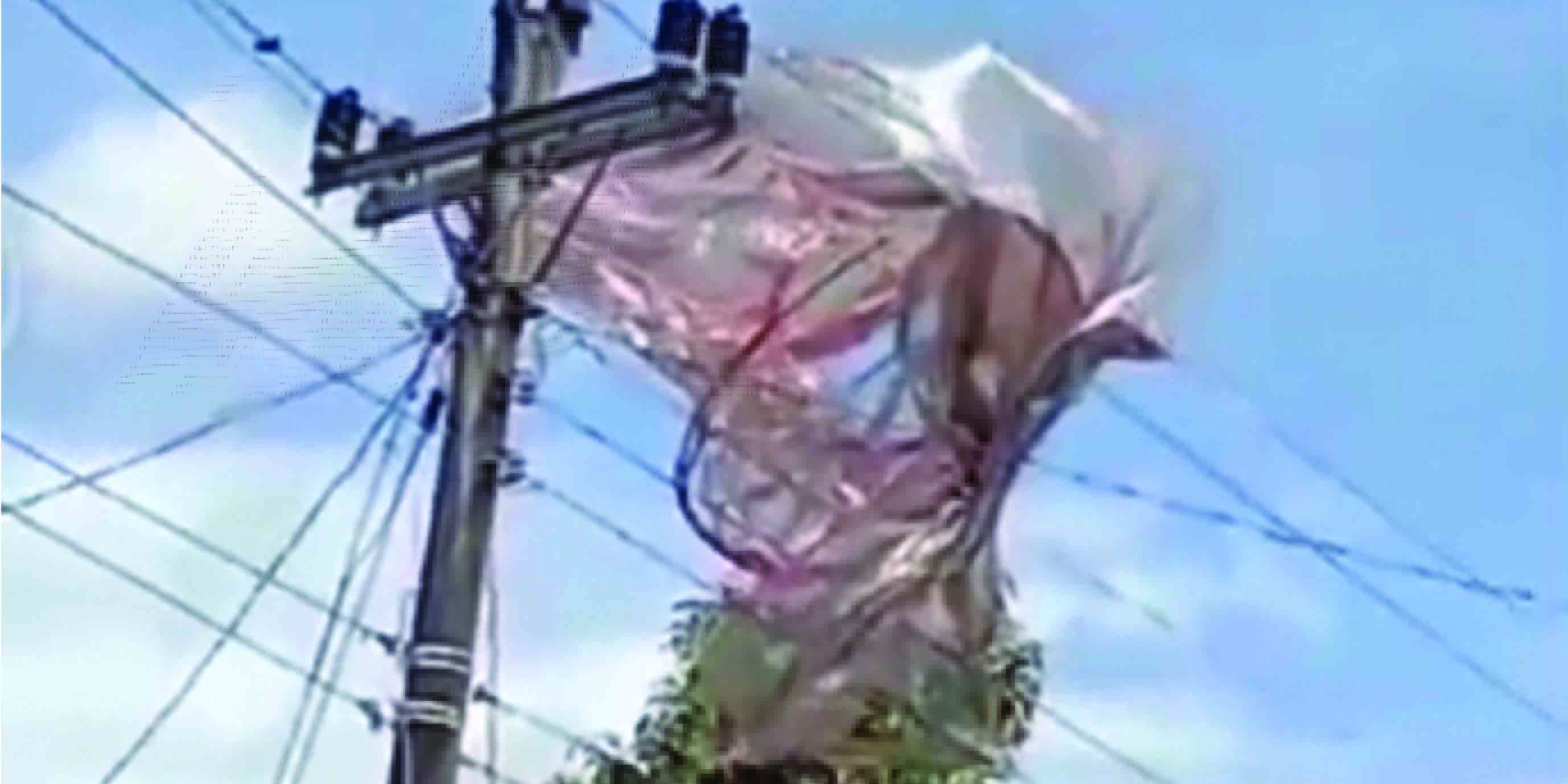 MEMBAHAYAKAN: Balon udara tersangkut di tiang listrik Kalurahan Genjahan, Ponjong, Kabupaten Gunungkidul,&nbsp;kemarin (17/4).