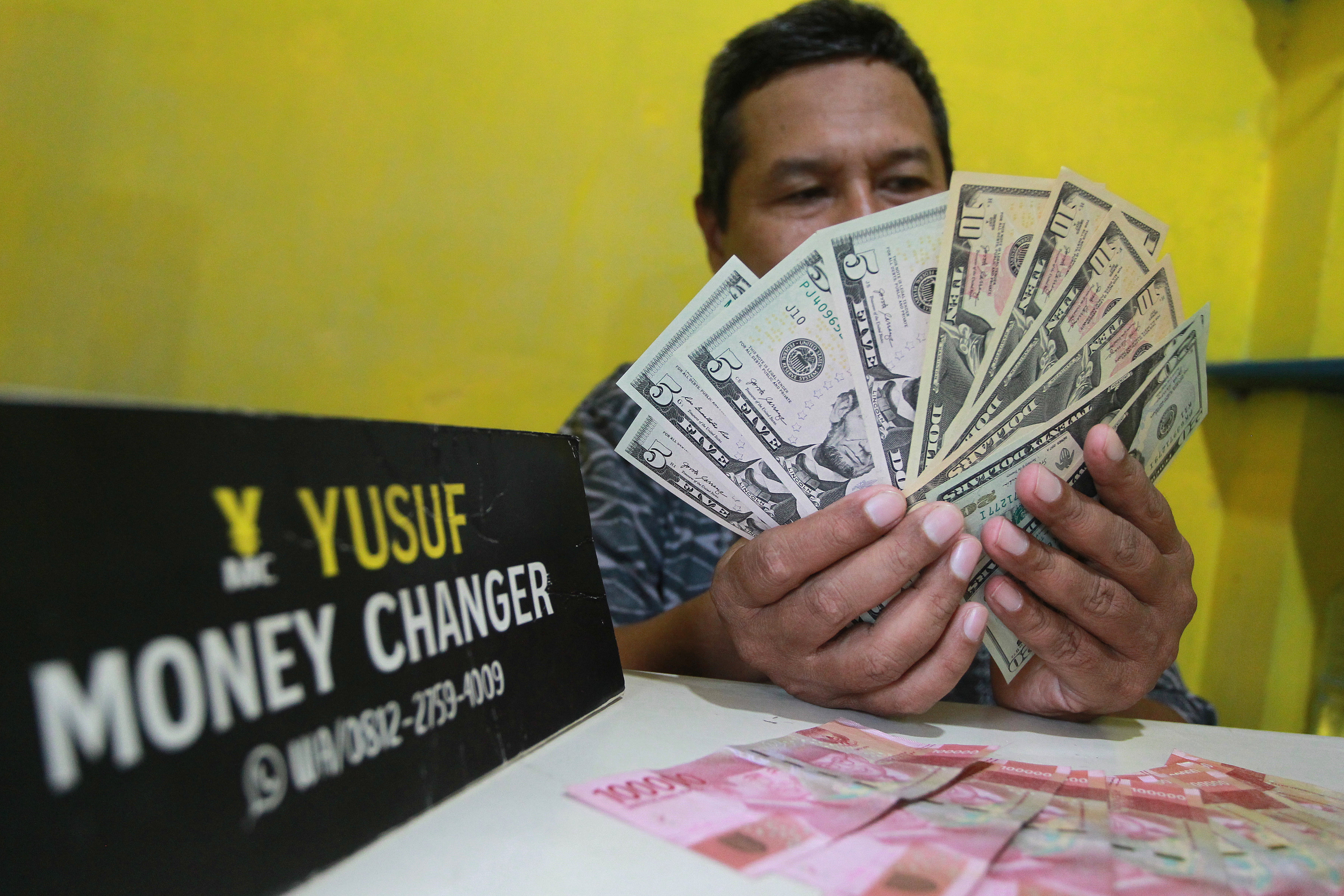 Pada 17 April 2024, kurs Bank Indonesia (BI) rupiah ditutup pada level Rp 16.215 per dolar AS.