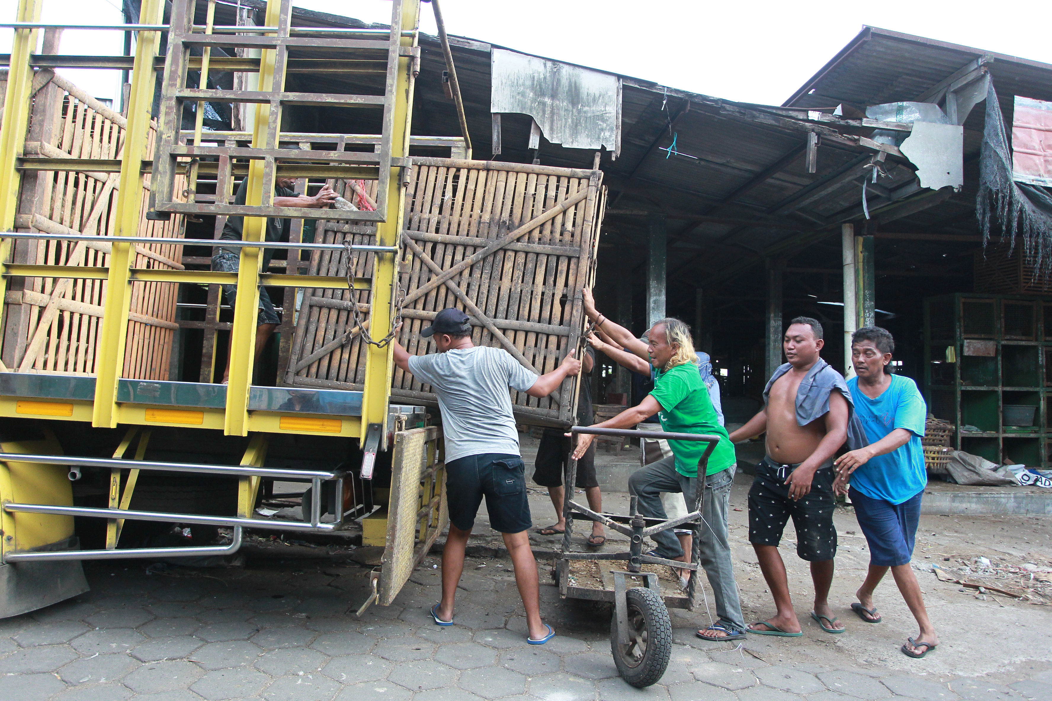 Proses revitalisasi Pasar Terban akan dimulai Jumat (19/4). Para pedagang diharuskan memindahkan barang-barang menuju ke lokasi selter sementara.