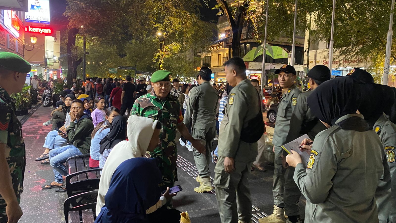 PERSUASIF: Tim Jogobaran melakukan imbauan kepada para pengunjung dan wisatawan di area Malioboro saat libur Lebaran 2024. Salah satunya tidak merokok. (Agung Dwi Prakoso/ Radar Jogja)