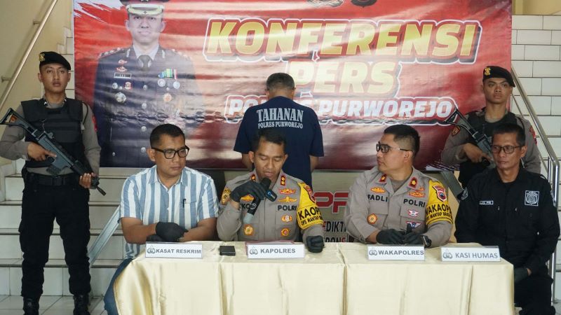 Kapolres Purworejo AKBP Eko Sunaryo didampingi Waka Polres Purworejo Kompol Fadli dan Kasat Reskrim AKP Catur Agus Yudo Praseno saat ungkap kasus perjudian online, Rabu (17/4/2024)