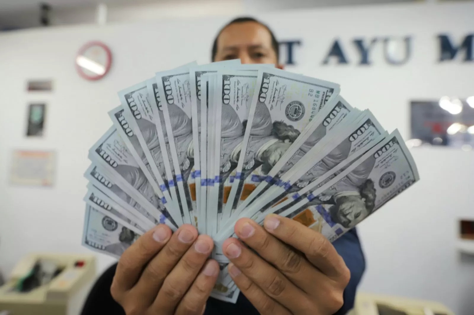 Ilustrasi uang dolar Amerika Serikat. (Dok Jawa Pos)