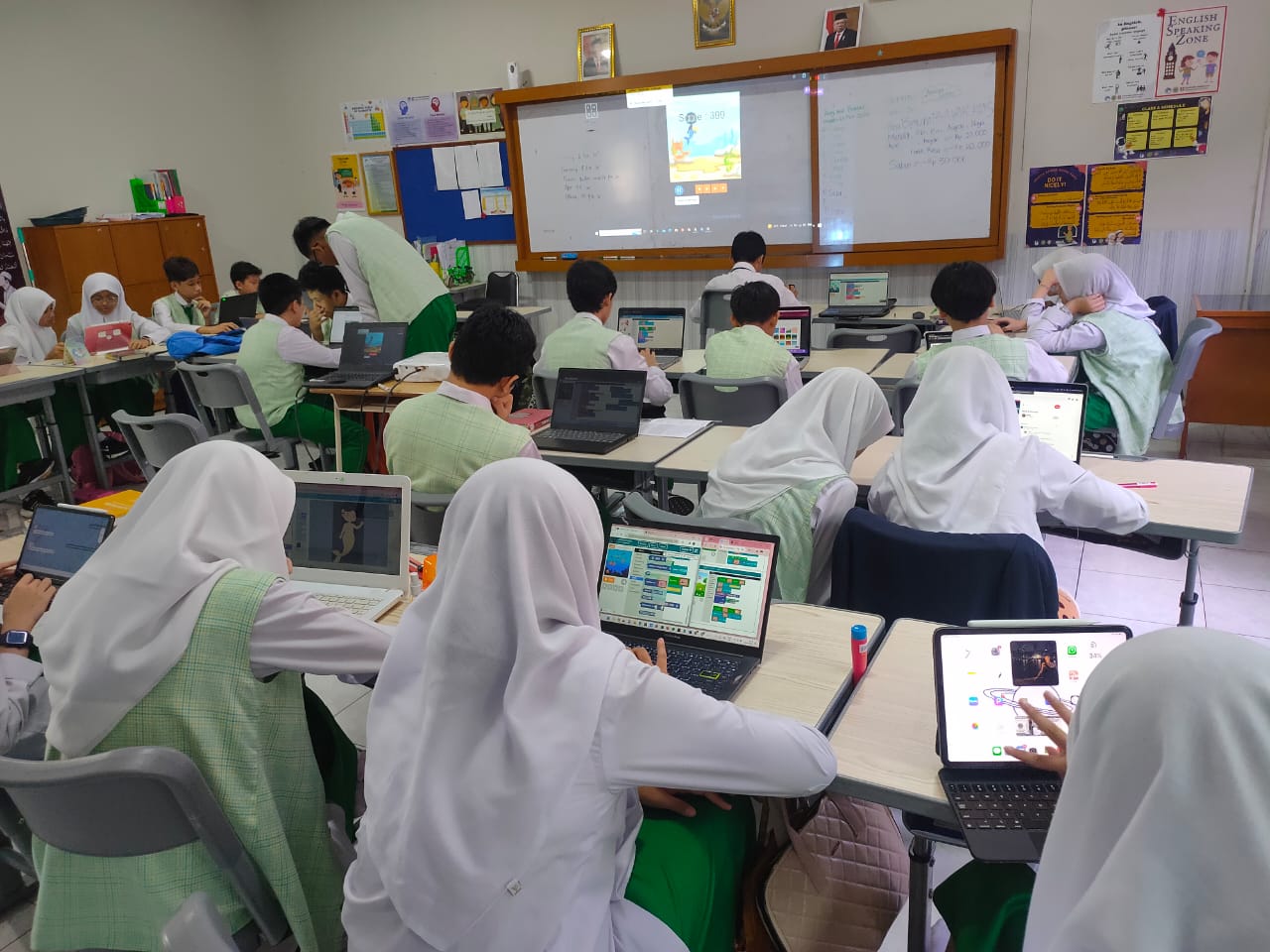 &nbsp;ANTUSIAS: Siswa Al Azhar Jogjakarta saat mengikuti kegiatan belajar mengajar. Untuk meningkatkan literasi, setiap siswa diajak untuk bisa membaca 100 buku per tahun. (Dokumentasi Al Azhar Jogjakarta)