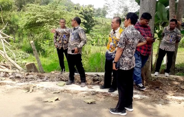 Pegawai DPUPR Kabupaten Karanganyar melakukan pengecekan pada proyek jalan Beji-Pojok di Desa Mojoroto, Mojogedang