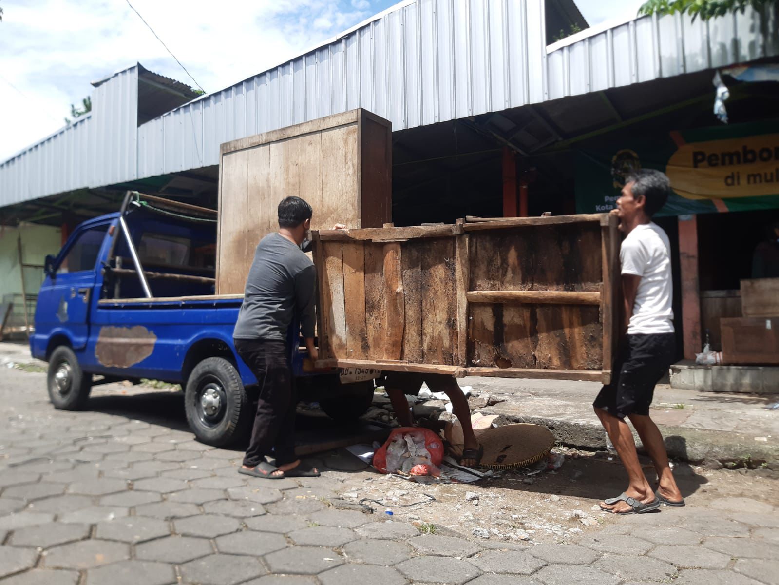 suasana proses pemindahan barang-barang pedagang Pasar Terban menuju Shelter sementara dikarenakan Pasar Terban yang akan di Revitalisasi.
