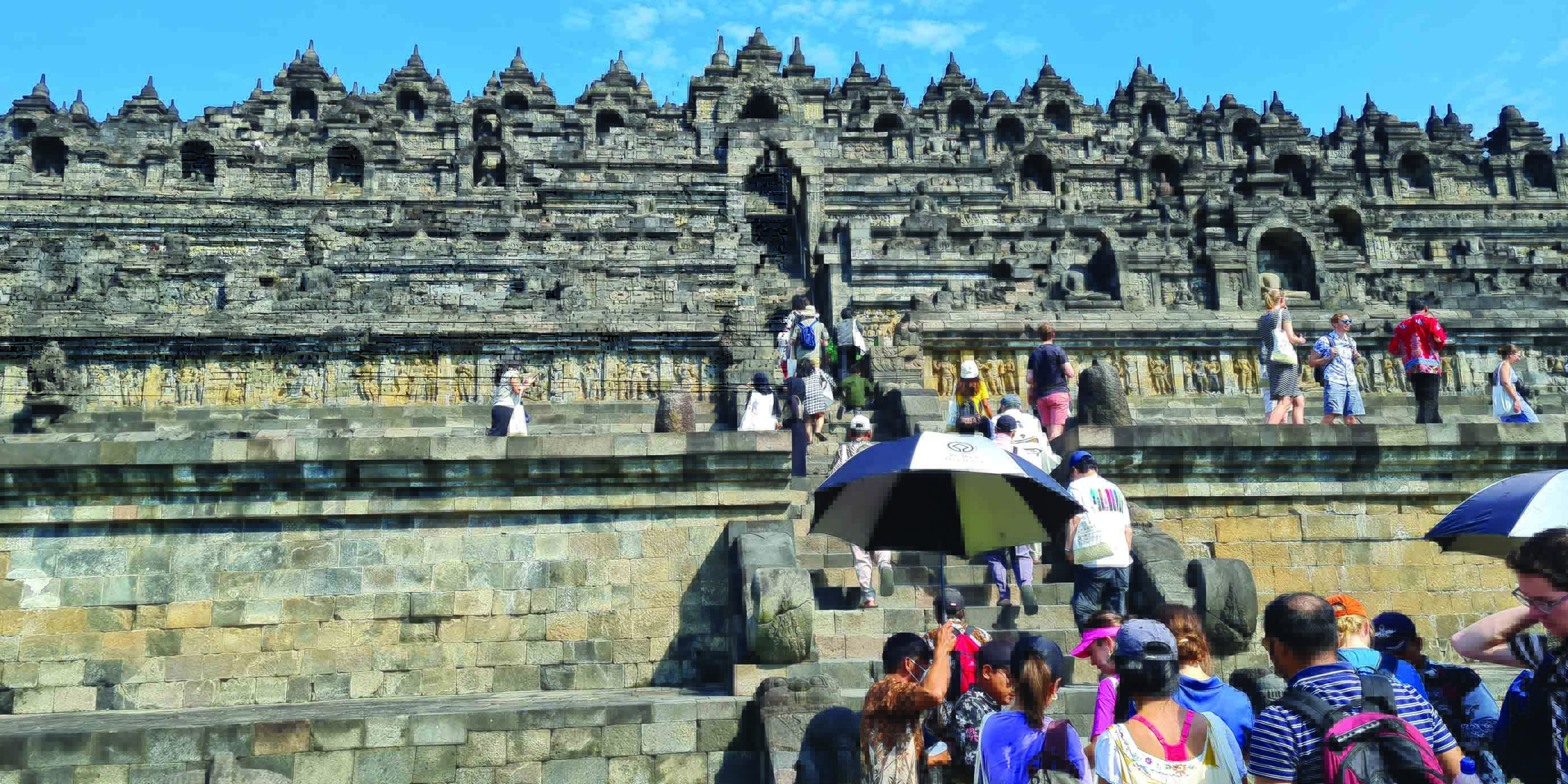 RAMAI: Para pengunjung tampak antusias saat naik ke struktur Candi Borobudur. (NAILA NIHAYAH/RADAR JOGJA)