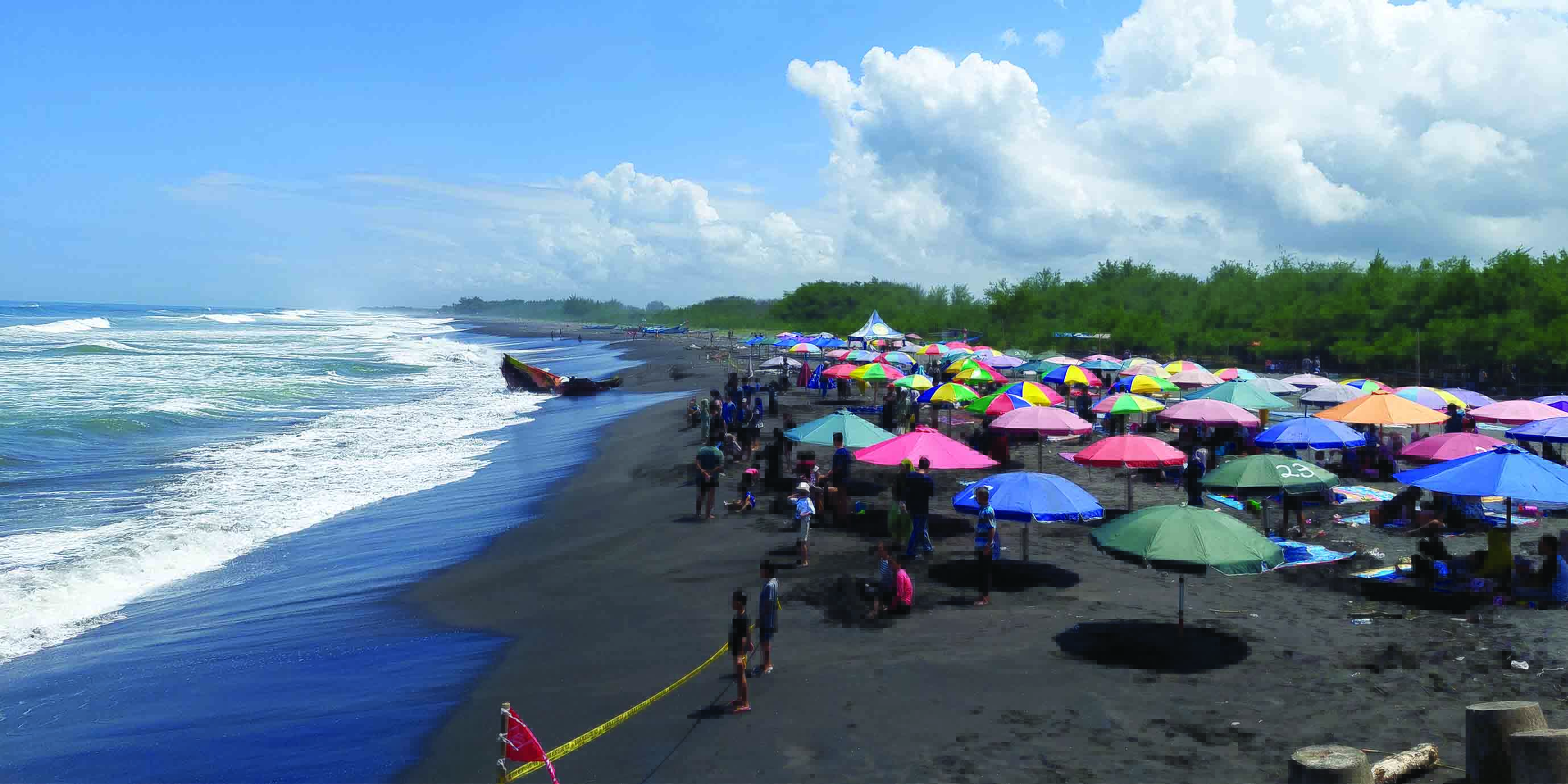 FAVORIT: Pengunjung yang memadati objek wisata Pantai Glagah, Kulon Progo selama libur Lebaran beberapa waktu lalu.&nbsp;(ANOM BAGASKORO/RADAR JOGJA)