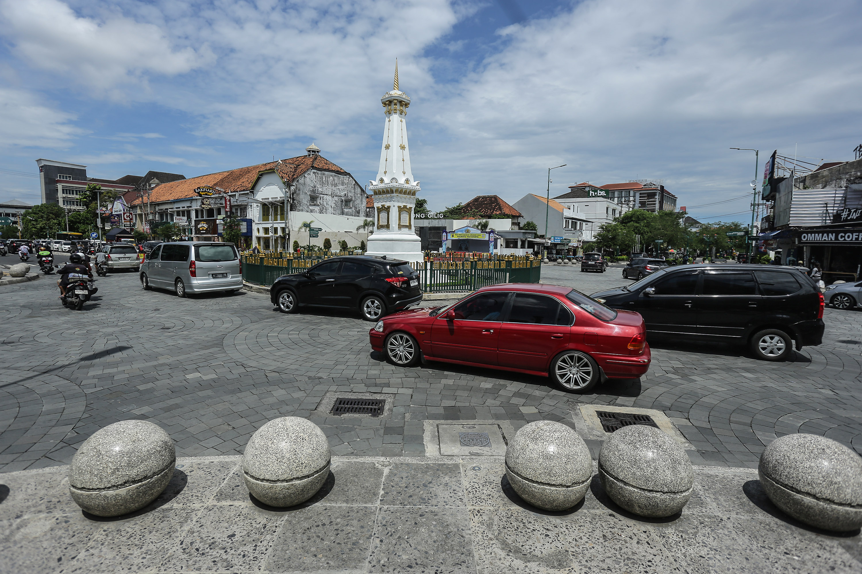 Kendaraan plat luar daerah melintas di kawasan Tugu Jogja, Rabu, (17/4). Dinas Perhubungan DIJ mencatat selama arus mudik lebaran 2024 ini lebih banyak kendaraan keluar dari pada masuk wilayah DIJ (Foto: Elang Kharisma Dewangga).