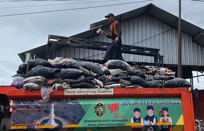 BIKIN BAU: Tumpukan sampah di Depo Stasiun Lempuyangan Jogja.