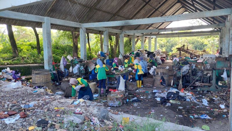Sebelum dibuang, petugas memilih jenis sampah.
