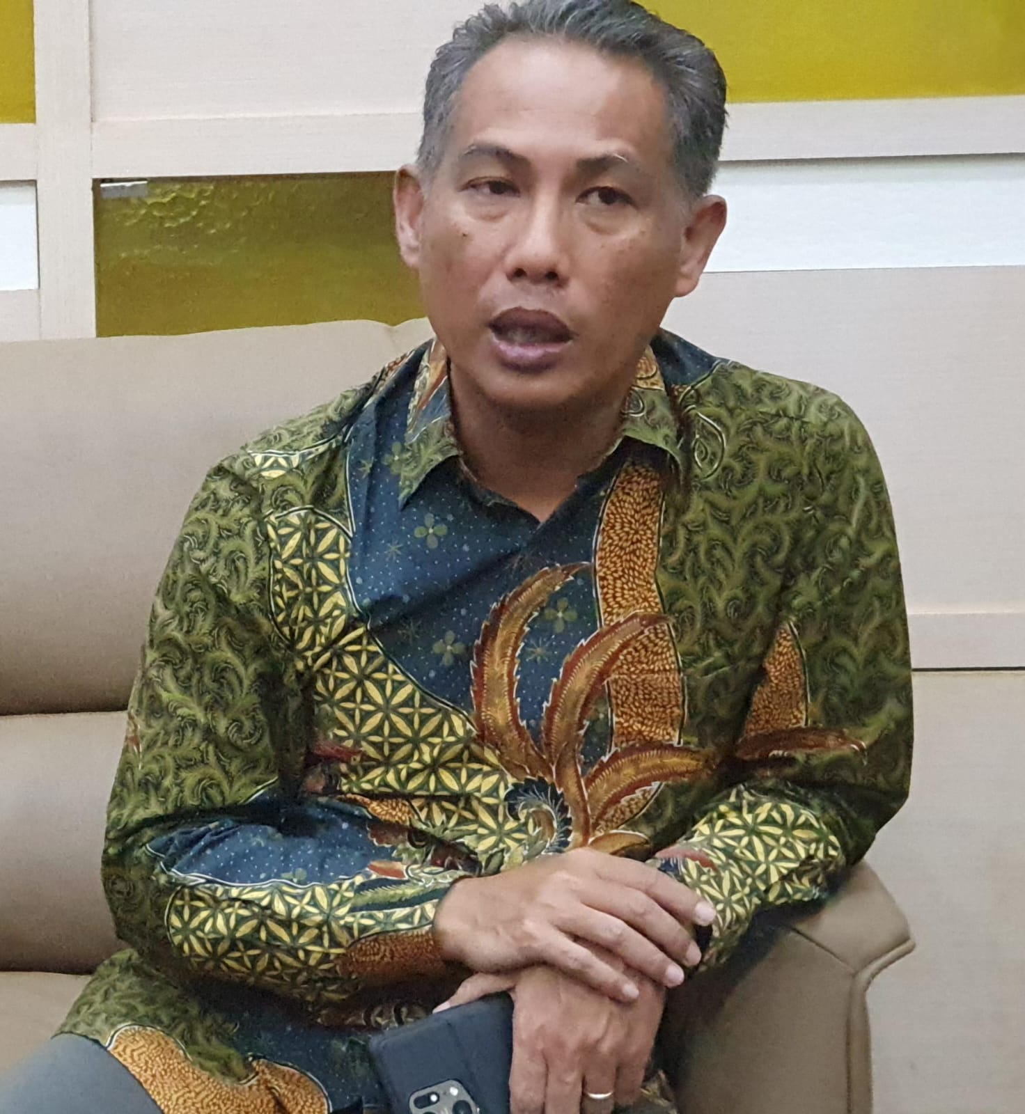 Sekretaris Universitas UGM Andi Sandi Antonius Tabusassa Tonralipu memberikan keterangan