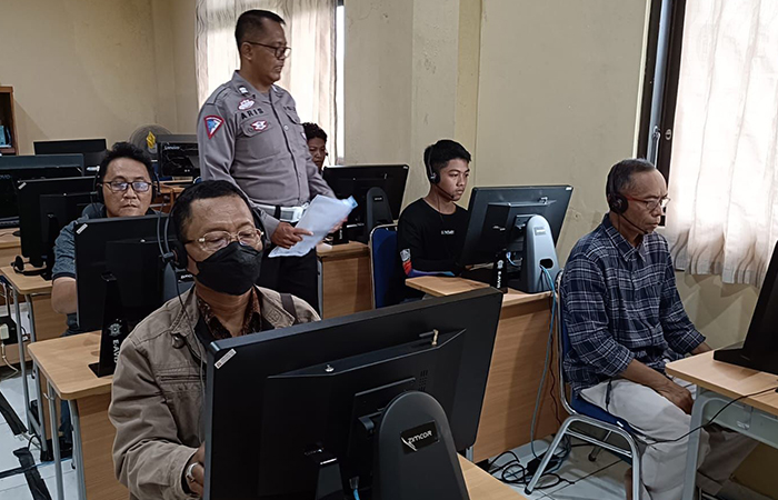 SIAP MELAYANI: Masyarakat memanfaatkan pelayanan di Satlantas Polres Gunungkidul. Salah satunya adalah perpanjangan Surat Izin Mengemudi (SIM).