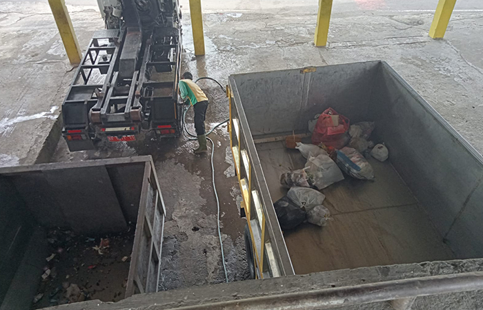 Truk sampah parkir di Depo Wates setelah mengangkut sampah Pasar.