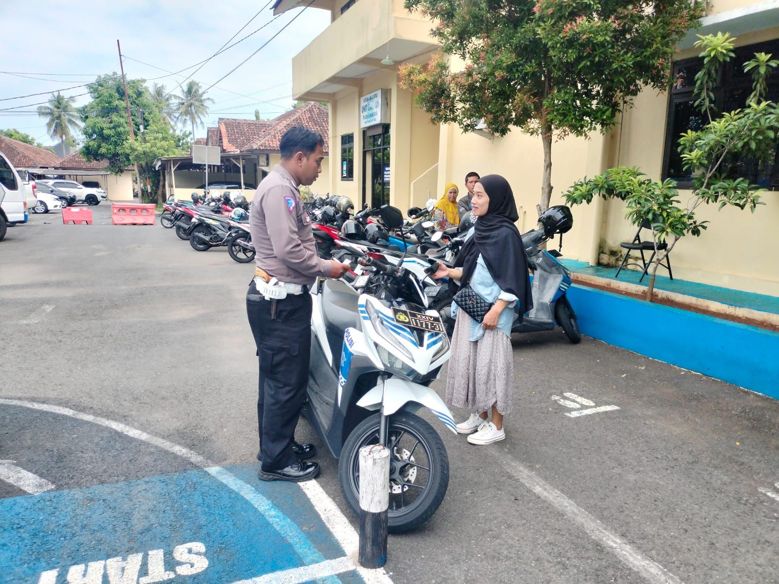 LAYANI: Pelayanan masyarakat di kantor Satlantas Polres Gunungkidul.