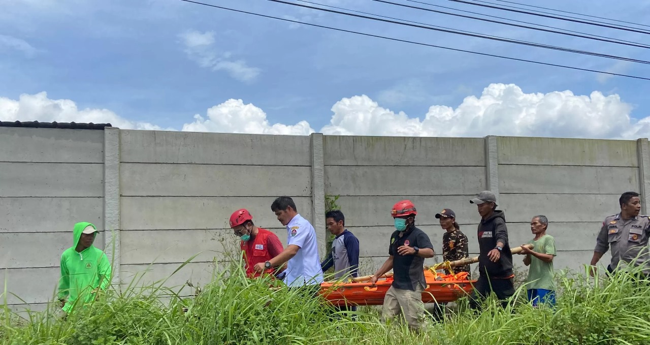 Proses evakuasi jenazah Madiyono yang berlokasi di Sungai Gondang, Kecamatan Bulu, Kabupaten Temanggung, Rabu (17/4/2024).