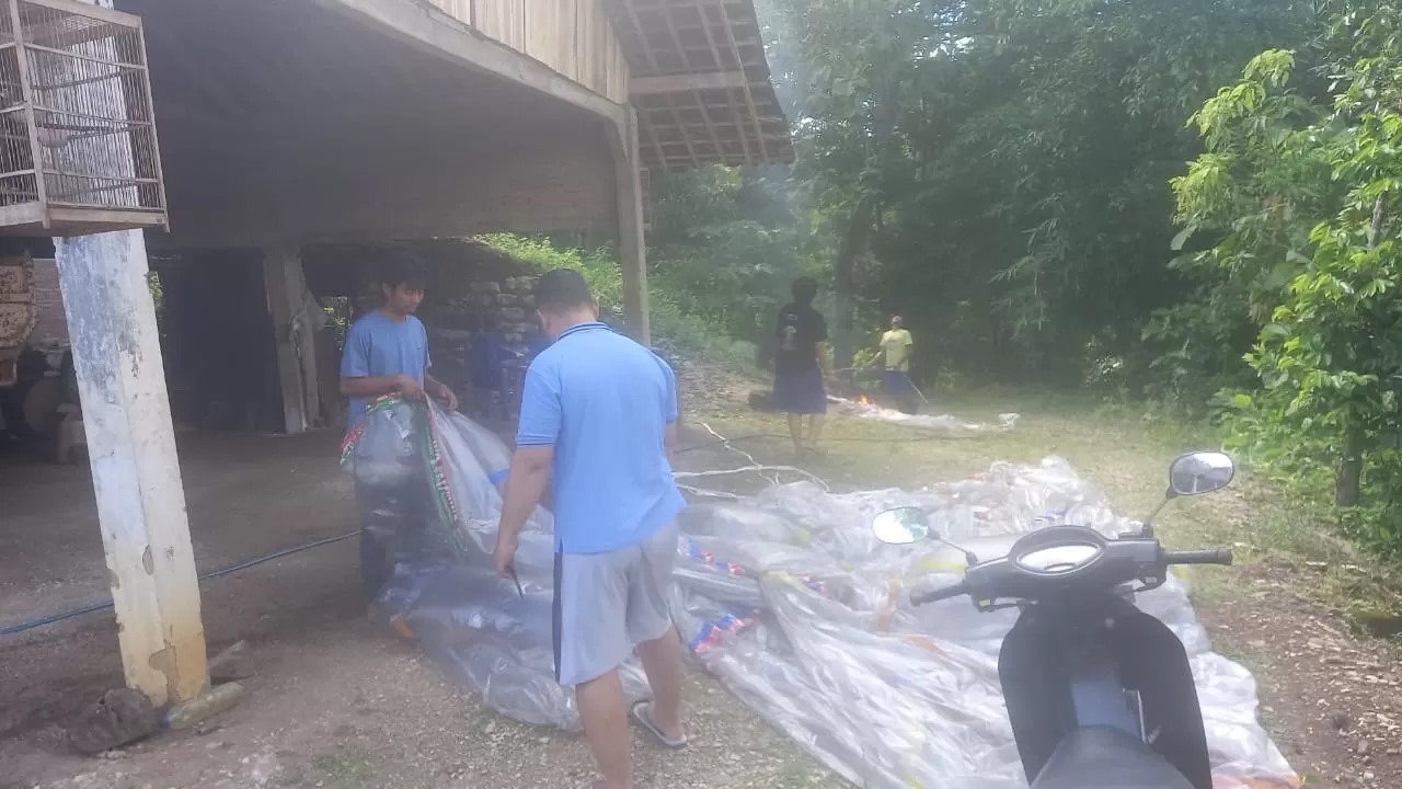 Balon udara yang jatuh di Dusun Jatinom, Desa Gedong, Kecamatan Ngadirejo, Wonogiri, pada Rabu (18/4/2024).