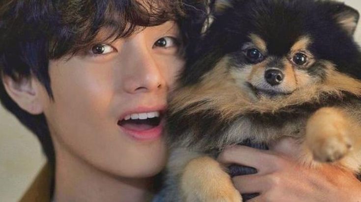 Taehyung tengah berfoto dengan anjing kesayangannya, Yeontan