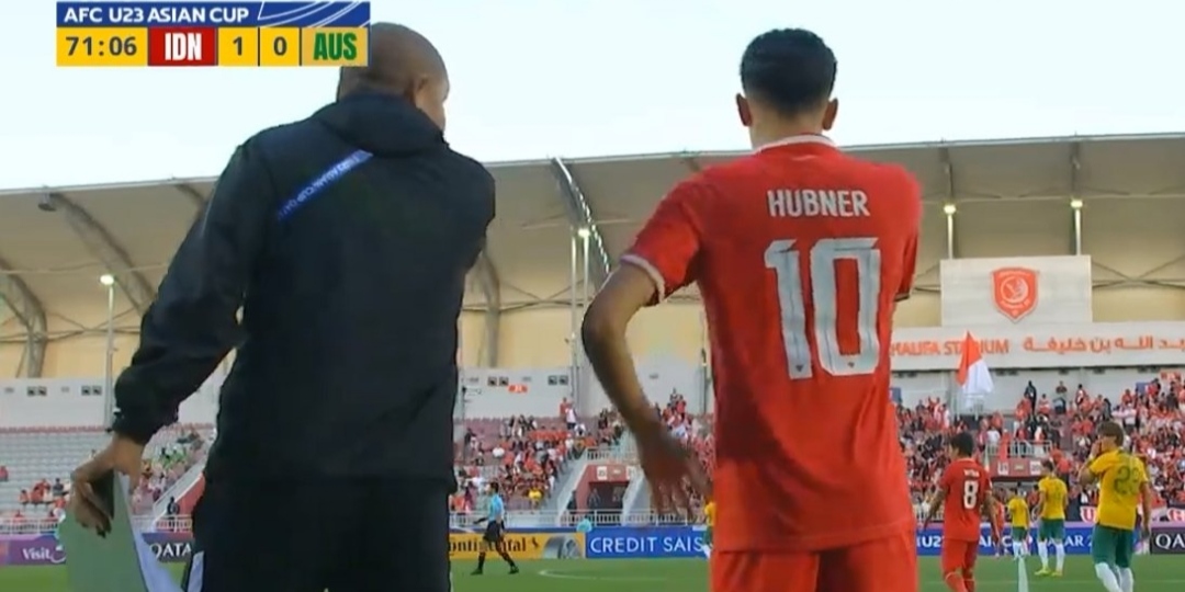 Cukup Unik, Justin Hubner yang merupakan pemain bertahan mendapatkan nomor punggung 10 bersama timnas Indonesia U23