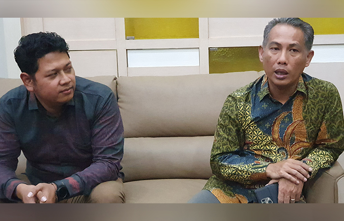 Sekretaris Universitas UGM Andi Sandi Antonius Tabusassa Tonralipu (kanan).