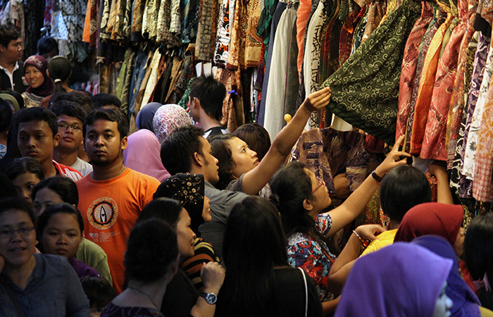 BERJUBEL: Suasana di los suvenir dan cinderamata Pasar Beringharjo, (18/4). Puluhan ribu pengunjung berbelanja di Pasar Beringharjo selama libur Lebaran ini.