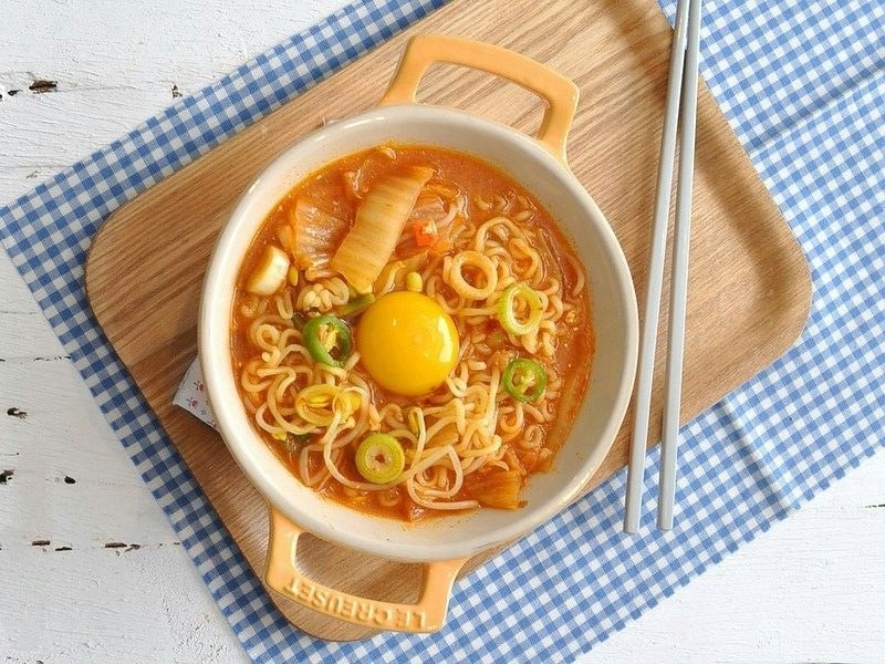 Mie instan merupakan salah satu makanan yang dianggap tidak sehat karna kandungan yang terdapat dalam bumbu &ndash; bumbunya