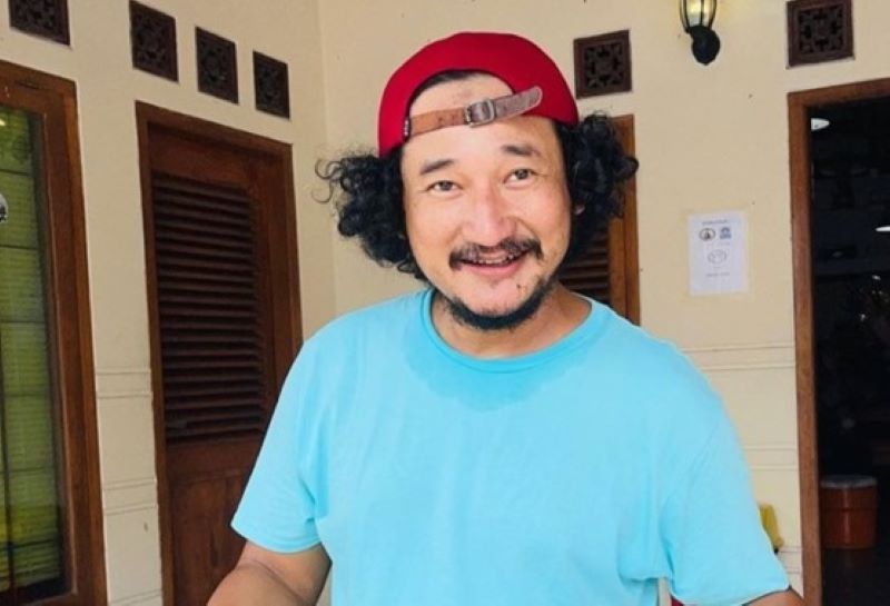 Isa Bajaj. Anak Isa Bajaj mengalami kekerasan saat bermain di alun-alun, Magetan.
