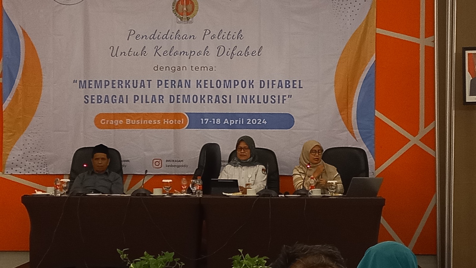 Acara pendidikan politik bertajuk memperkuat peran kelompok difabel sebagai pilar demokrasi inklusif di Grage Business Hotel Kamis (18/4).