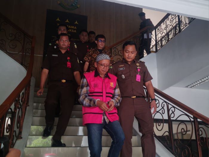 MENUNDUK: Kades Krinjing Ismail ditetapkan menjadi tersangka atas kasus tindak pidana korupsi dalam pemanfaatan aset desa berupa tanah kas Desa Krinjing, Kecamatan Dukun.