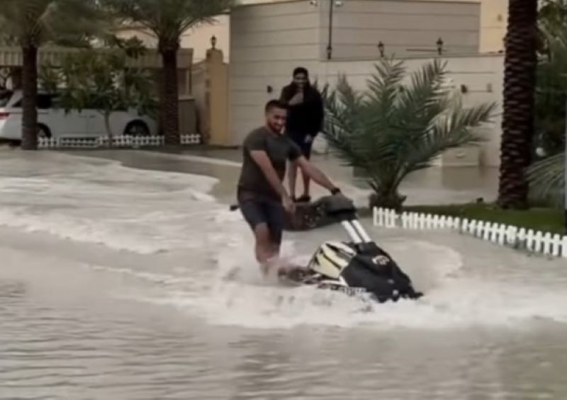 Warga Dubai santuy, memanfaatkan banjir denganbermain jet ski di depan rumah sendiri.