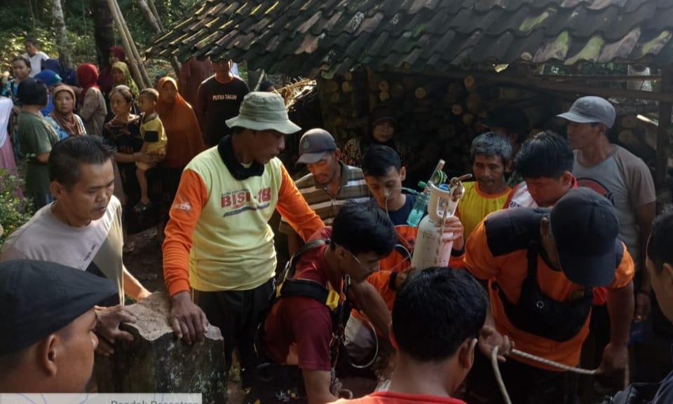 Evakuasi warga Desa Semawung, Kecamatan/Kabupaten Purworejo yang tewas saat menolong kedua anaknya yang tercebur sumur.