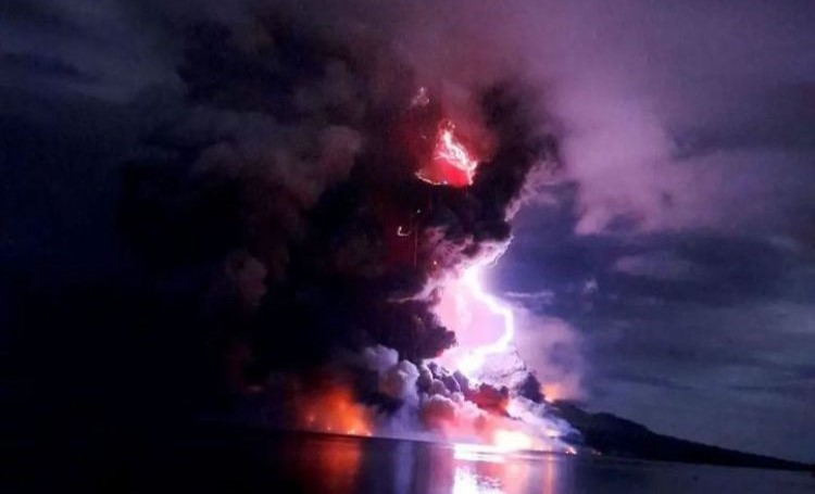 Gunung Ruang mengalami erupsi