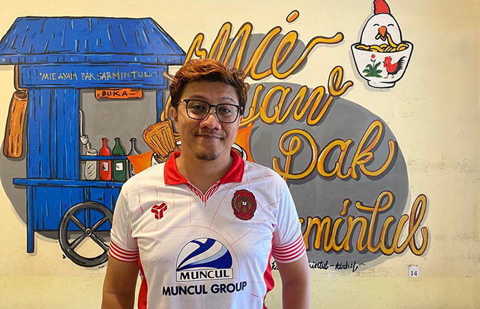 DUKUNG PERSIBA: Pemilik Mi Ayam Pak Sarmintul Veta Mandra yang ikuti sponsori Persiba Bantul.