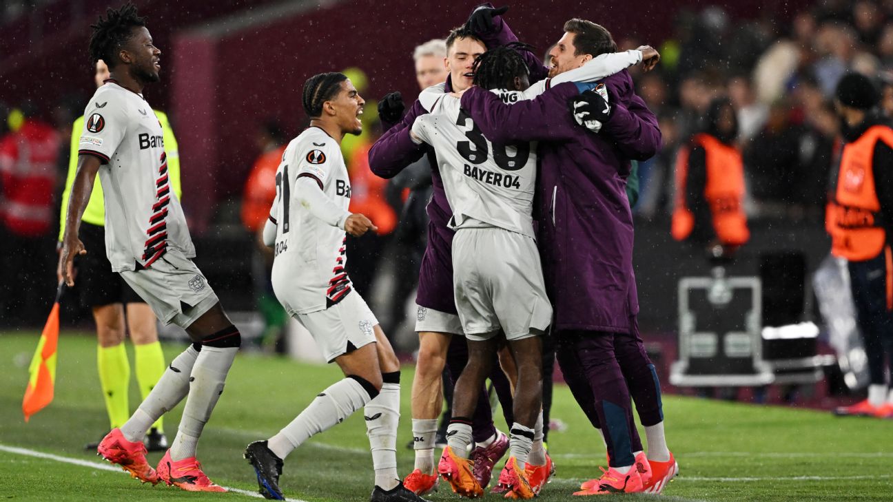Selebrasi para pemain Bayer Leverkusen bersama Xabi Alonso setelah Jeremie Frimpong mencetak gol penyelamat di menit akhir pertandingan atas West Ham