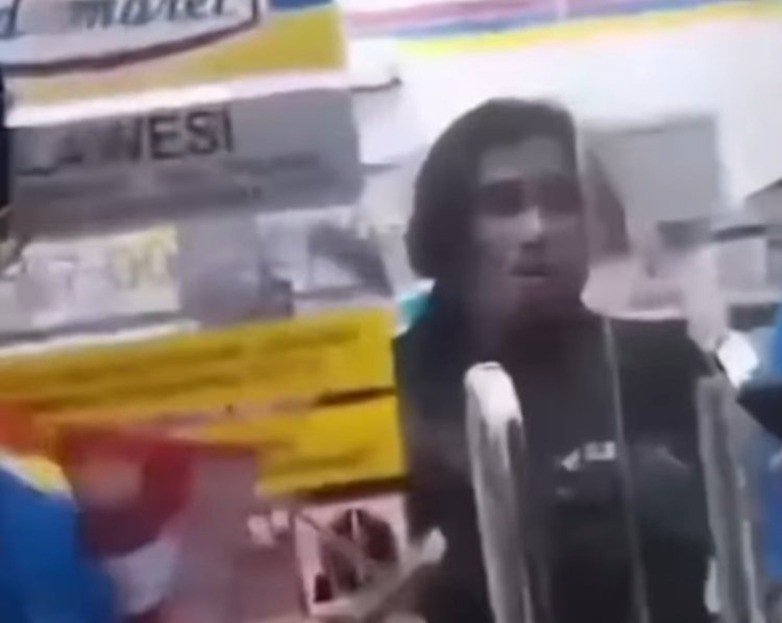 Seorang pria kepergok mencuri susu bayi di sebuah minimarket viral di media sosial.