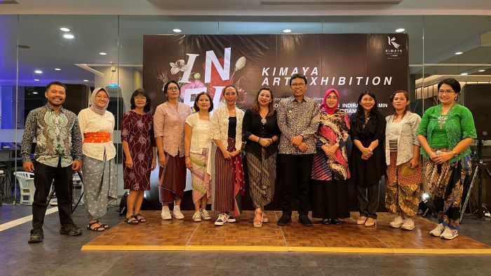 Foto Bersama Penjabat Wali Kota Yogyakarta, Kepala Dinas Kebudayaan Kota Yogyakarta, GM Kimaya Sudirman Yogyakarta by Harris dan Perupa pada Opening Ceremony Kimaya Art Exhibition 2024.