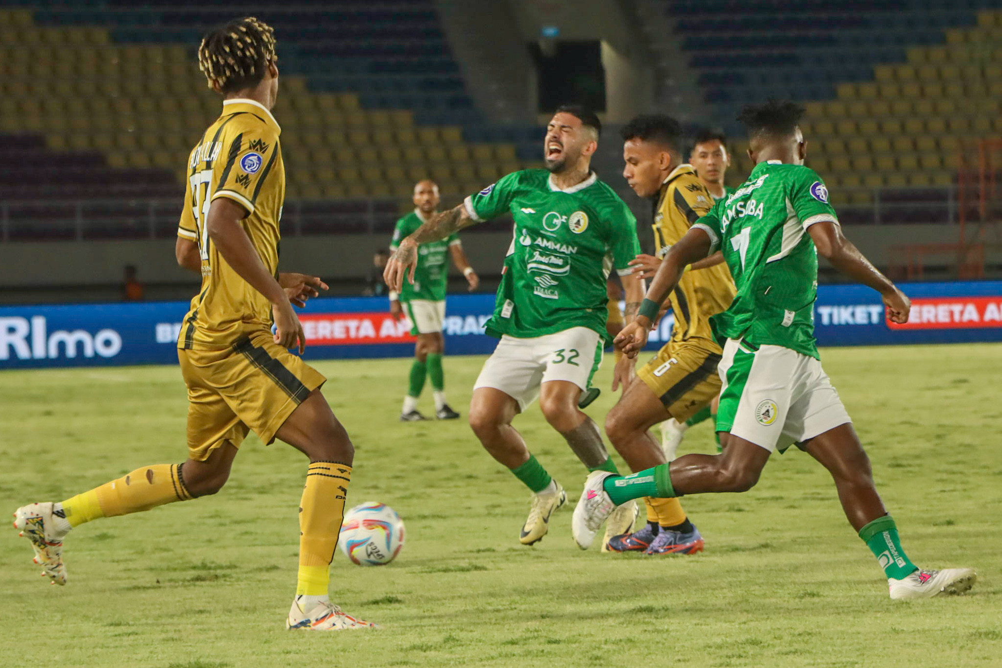 SERU: Penyerang PSS Sleman Ajak Riak (kiri) berduel dengan bek Dewa United Risto Mitrevski dalam laga di Stadion Manahan, Solo tadi malam (20/4). (M IHSAN/RADAR SOLO)