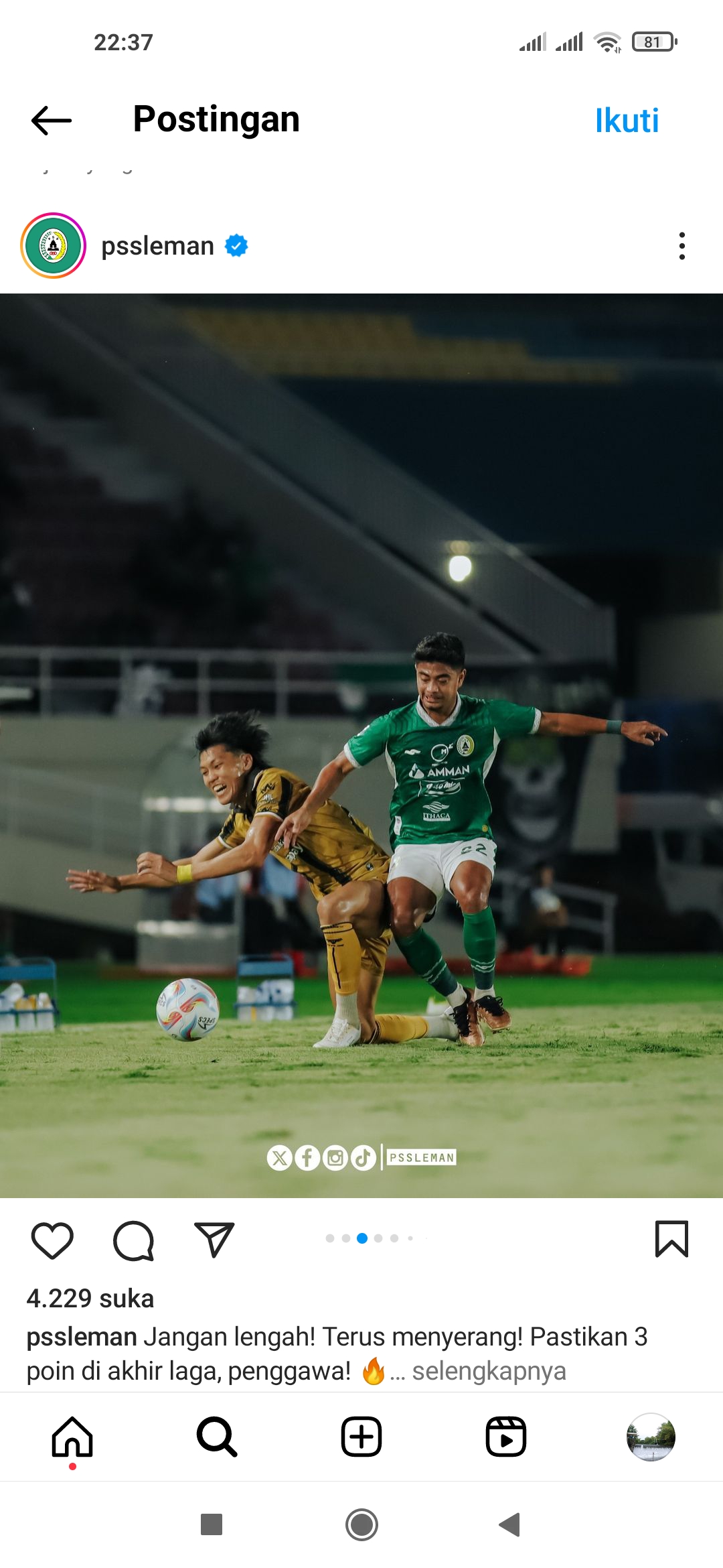 KEJAR: Pemain PSS Sleman melawan Dewa United di Stadion Manahan Solo. (Dok PSS)