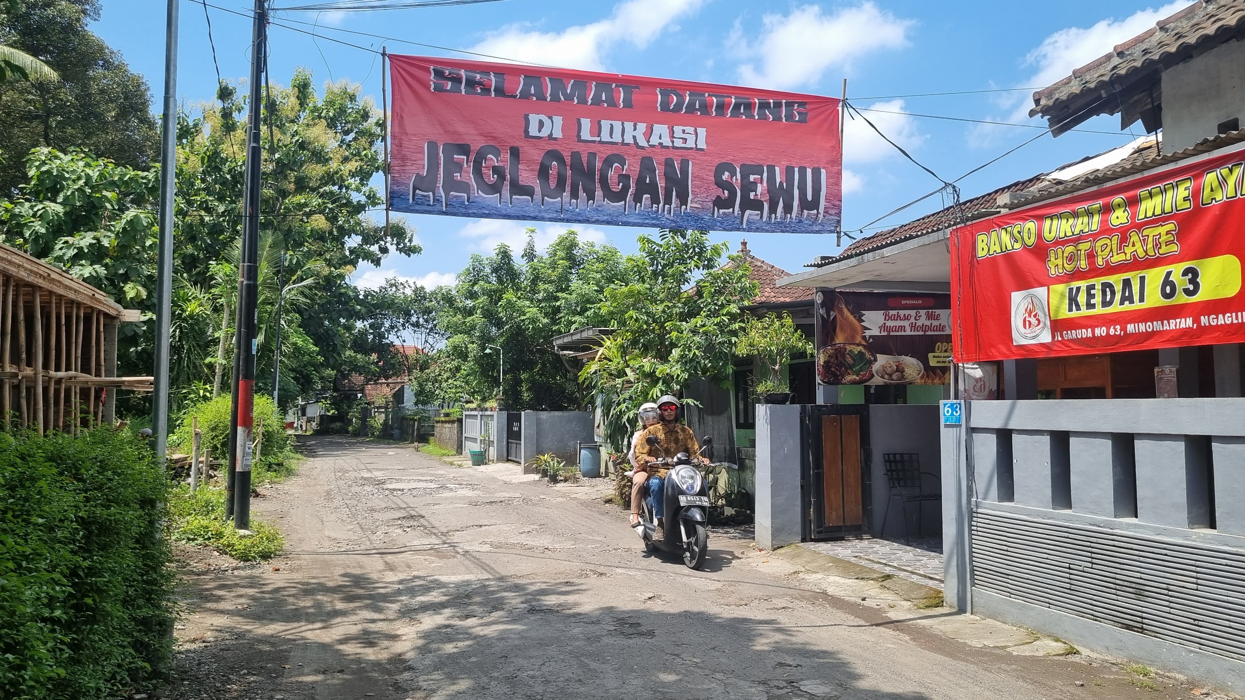 Para pengguna jalan saat melintas di kawasan RW 11 Minomartani menyebut jalanya sebagai objek wisata jeglongan sewu