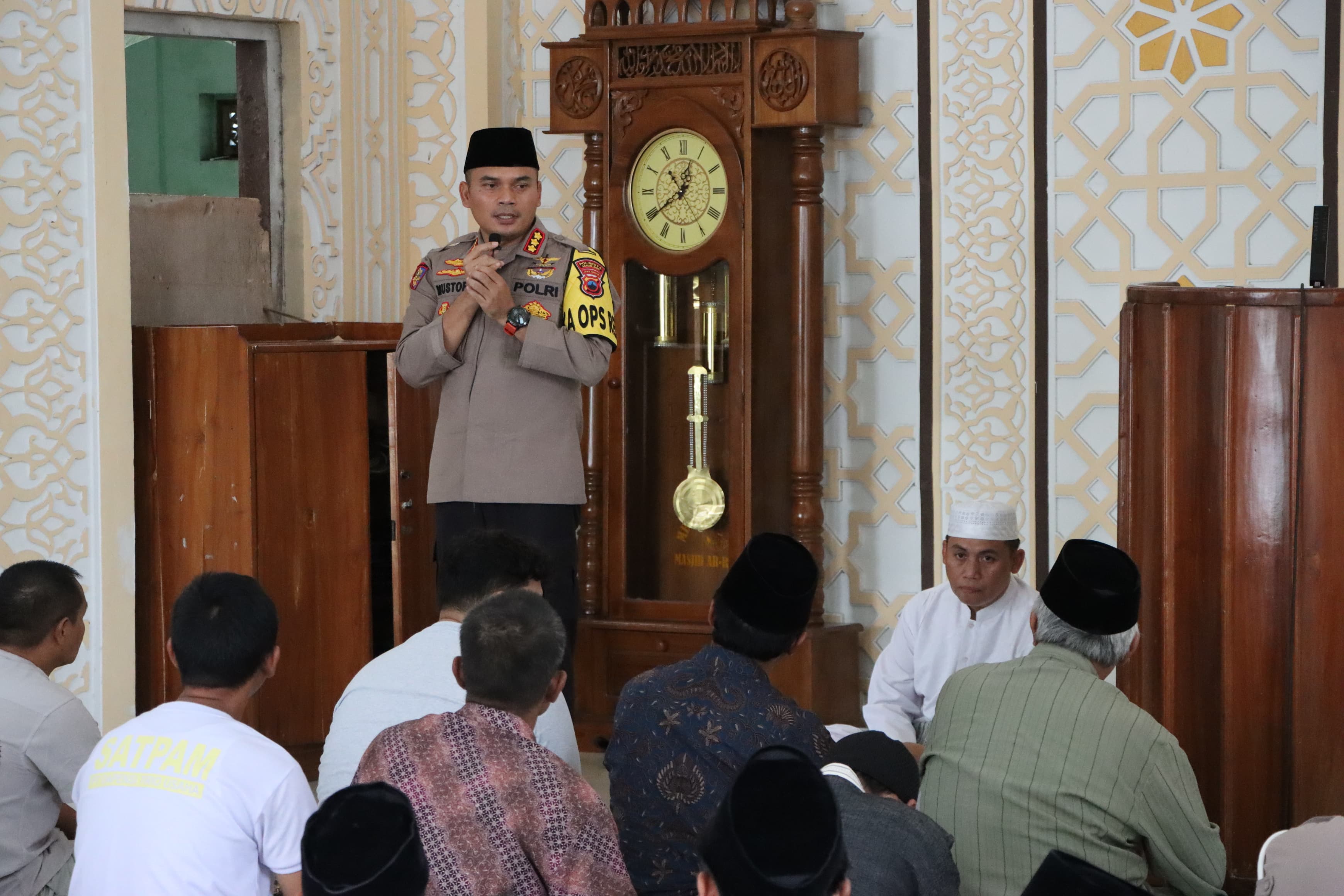 PAPARAN: Kapolresta Magelang Kombes Pol Mustofa saat memberikan paparan di depan jemaah di Masjid Ar-Rohmah Dusun Pakelsari Desa Bulurejo, Mertoyudan, Magelang.