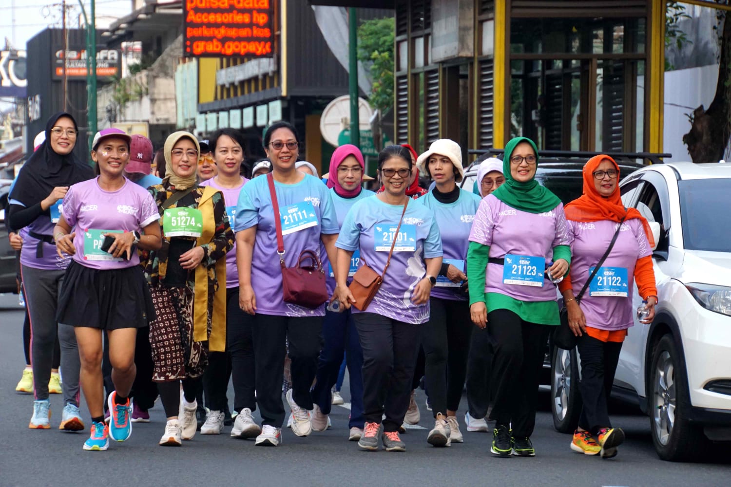 SEMANGAT: Para ibu lari bersama pada  Peringatan Hari Kartini. (Istimewa/Radar Jogja)