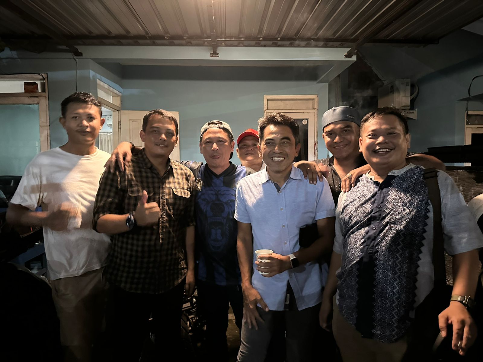 MAJU: Seto Nurdiyantoro dan Erwan Hendarwanto bersama dengan suporter PSIM Jogja saat menghadiri syawalan dan peringatan HUT Ke-94 PSSI di Monumen PSSI Jogja, Jumat (19/4) malam. (Istimewa)
