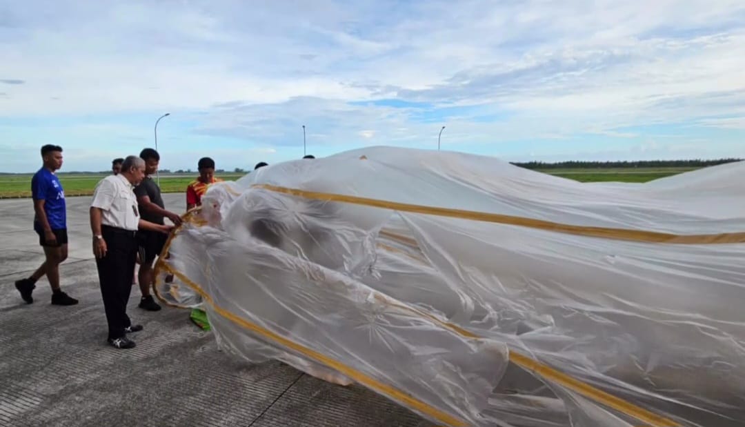 BAHAYA: Salah satu balon udara yang diamankan di sekitar YIA Kulon Progo, Rabu (17/4/2024) lalu. Sekitar delapan balon udara ditemukan terbang di sekitar YIA selama libur Lebaran 2024. (Istimewa)